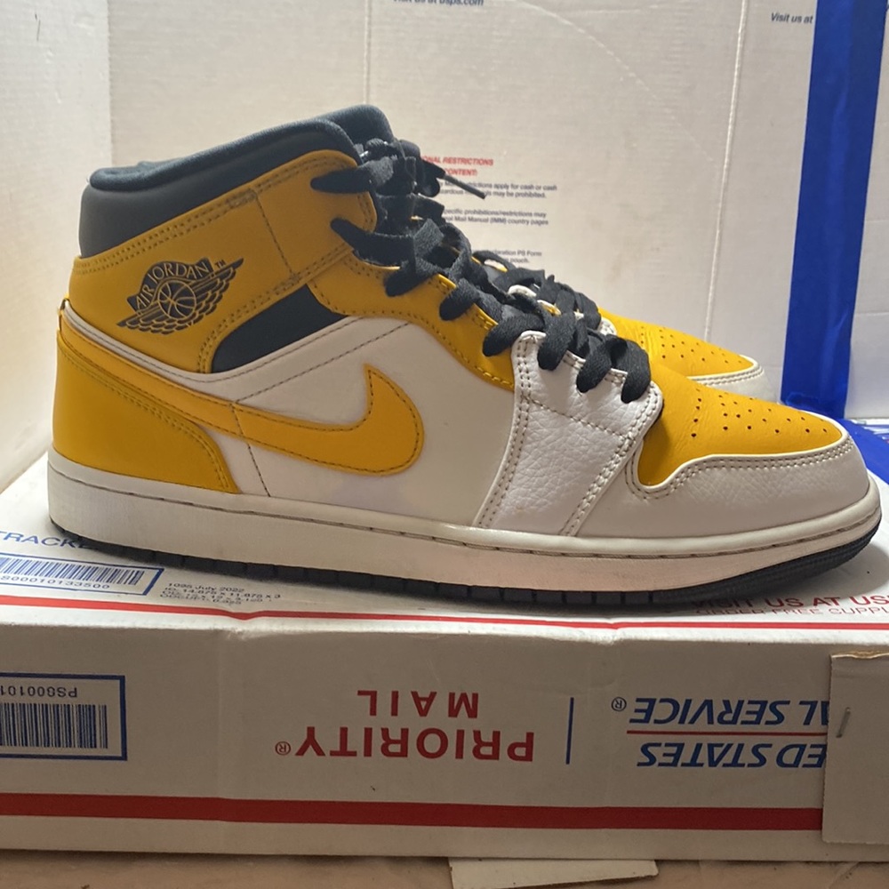 Jordan retro 1 mid university gold